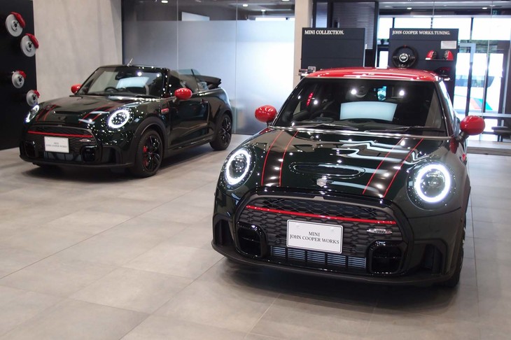 「MINIジョンクーパーワークス 3ドア」（写真右）と「MINIジョンクーパーワークス コンバーチブル」（同左）。