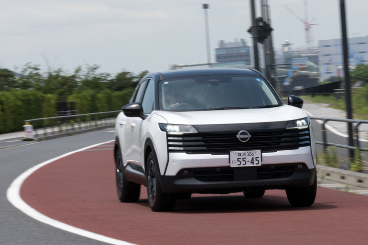 足まわりでは、従来モデルより径の大きなショックアブソーバーを採用。コーナリングや路面のうねりによる車体の挙動はしっかり抑えつつ、段差や荒れた路面からの衝撃は丁寧に吸収し、より快適な乗り心地を追求している。