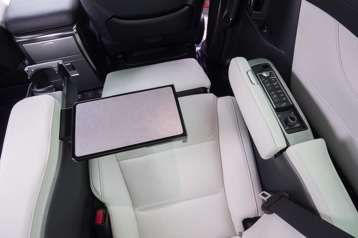 こちらは2列目シートからの眺め。格納式テーブルやオットマンのほか、天井には読書灯も備わる。右のアームレスト内には集中コントロールスイッチが格納されている。