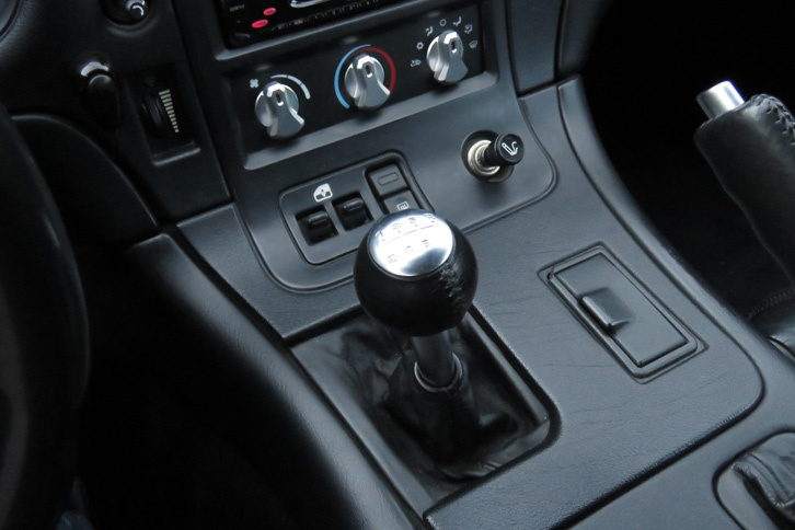 6段MTの操作フィールは平々凡々だが、きっちり「ギアが入った感」がある点は好印象。一方で、ゲートは横方向のストロークが短く、「3速に、入れたつもりが、実は5速」（字余り）といったミスが誘発される。