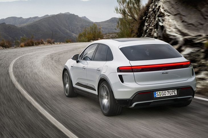 新しい「マカン」はいずれも総容量100kWhの駆動用リチウムイオンバッテリーを搭載。一充電走行距離はスタンダードな「マカン」で641km（WLTPモード）と公表されている。