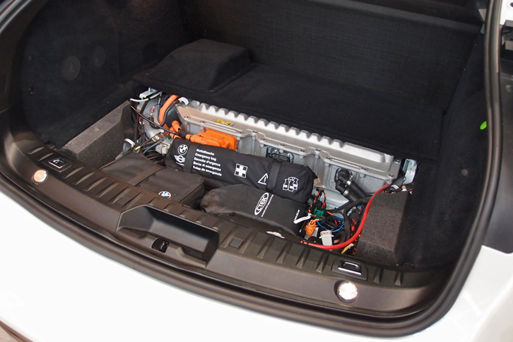 荷室のフロアパネルを取り外した様子。奥（キャビン側）に、バッテリーが見える。