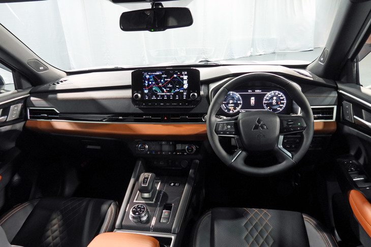 三菱アウトランダーPHEV ACTIVE FIELD（インストゥルメントパネルまわり）