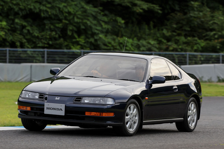 1991年9月に発売された4代目「プレリュード」。ワイド＆ショートを強調する個性的なウエッジシェイプをまとい、3ナンバーサイズ専用のスタイリングとなった。