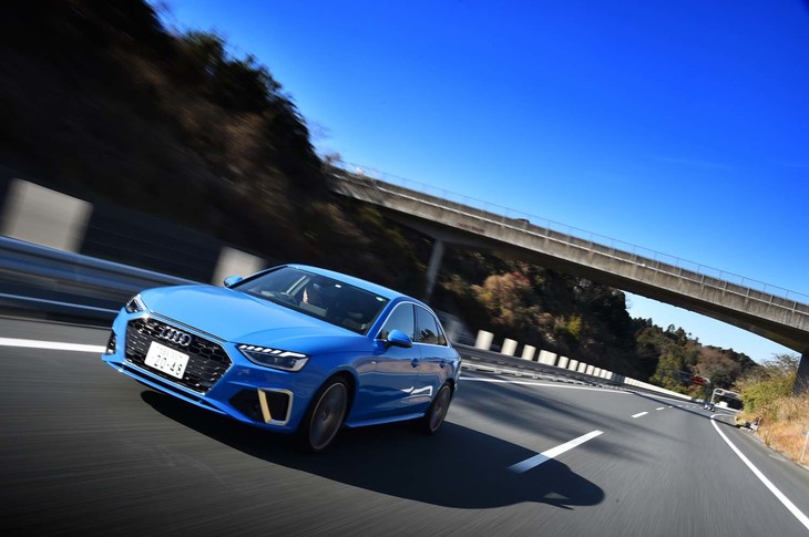 高速道路を行く「A4 45 TFSIクワトロSライン」。最新のマイルドハイブリッドシステムと4WDシステムのコンビネーションが、このうえない安定感とドライビングプレジャーを味わわせてくれる。