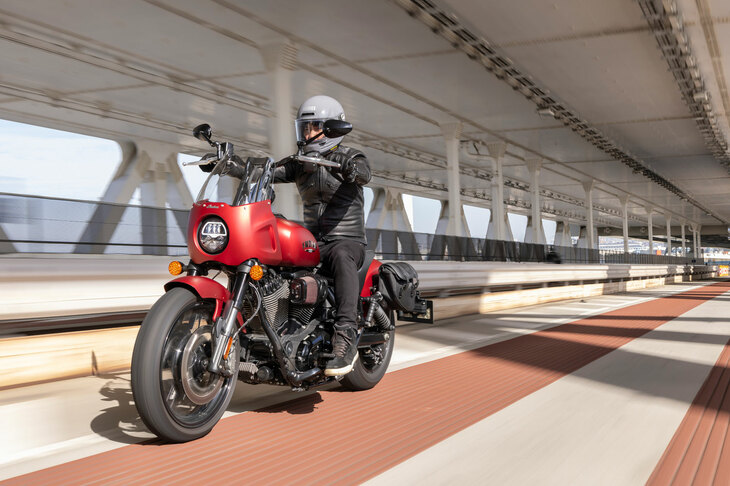 「スポーツ」モードを選ぶと一気に獰猛になる「スポーツチーフ」だが、専用設定の前後サスペンションと強力なブレーキにより、積極的にこのモードを楽しめる。