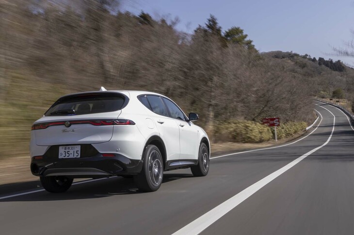 【アルファ・ロメオ・トナーレTiのスペック】
	ボディーサイズ：全長×全幅×全高＝4530×1835×1600mm／ホイールベース：2630mm／車重：1630kg／駆動方式：FF／エンジン：1.5リッター直4 DOHC 16バルブ ターボ／モーター：交流同期電動機／トランスミッション：7段AT／エンジン最高出力：160PS（118kW）/5750rpm／エンジン最大トルク：240N・m（24.5kgf・m）/1700rpm／モーター最高出力：20PS（15kW）/6000rpm／モーター最大トルク：55N・m（5.6kgf・m）/2000rpm／タイヤ：（前）235/45R19 99V／（後）235/45R19 99V（ブリヂストン・トランザT005）／燃費：16.7km/リッター（WLTCモード）／価格：524万円
	
	【取材時の燃費データ】テスト距離：404.4km（市街地1：高速道路8：山岳路1）／使用燃料：34.4リッター（ハイオクガソリン）／参考燃費：11.8km/リッター（満タン法）／12.5km/リッター（車載燃費計計測値）