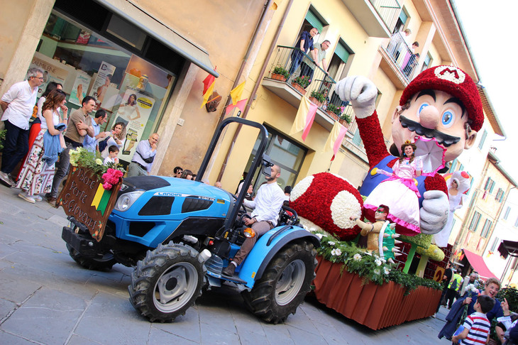 アレッツォ県ルチニャーノ村で行われる「マッジョラータ・ルチニャネーゼ」。2019年は5月19日と6月2日、6月4日に開催された。