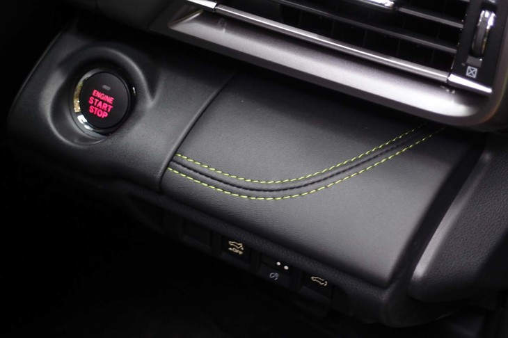 スバル・レガシィ アウトバックX-BREAK EX（エナジーグリーンステッチ入りのインストゥルメントパネル）