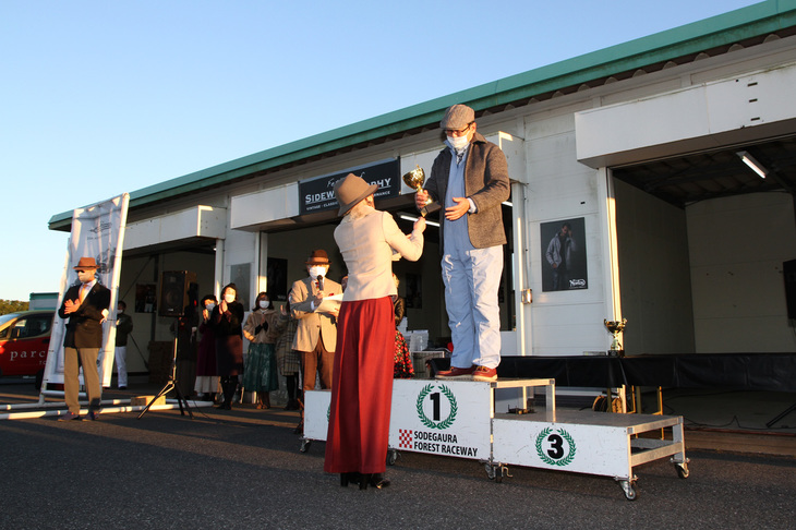 各レースの入賞者の表彰が終わった後、今回のベスト・オブ・サイドウェイ・トロフィーが贈られたのは、先に紹介した「フォード・ファルコン」のオーナー。「ある意味、英国車よりもイギリスのサーキットにいそうな雰囲気」が評価された。