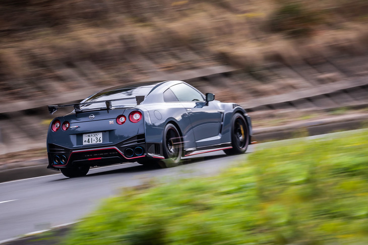 控えめなボリュームだが快音を響かせてワインディングロードを行く「GT-R NISMOスペシャルエディション」。電子制御バルブ付きFUJITSUBO製チタン合金製マフラー&チタン製エキゾーストフィニッシャーも同モデルの特徴的な装備だ。