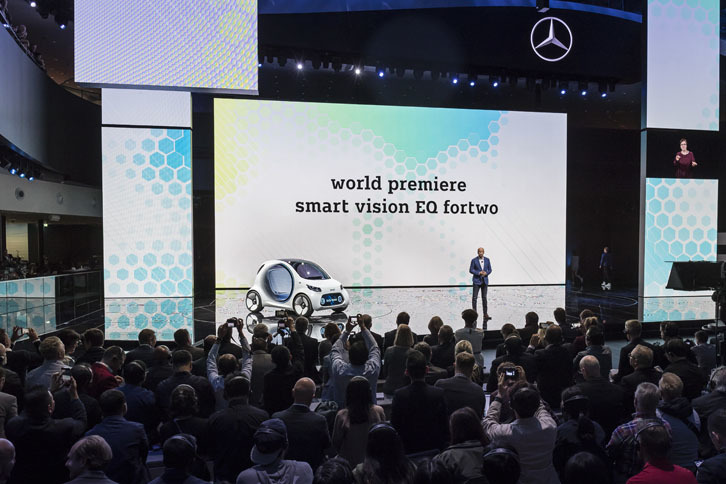 ダイムラーのディーター・ツェッチェ会長と「スマート・ビジョンEQフォーツー」。