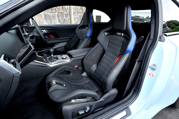 「Mレーストラックパッケージ」に含まれているカーボンシェルバケットシート。ホールド性が高いうえに電動調整が可能だ。