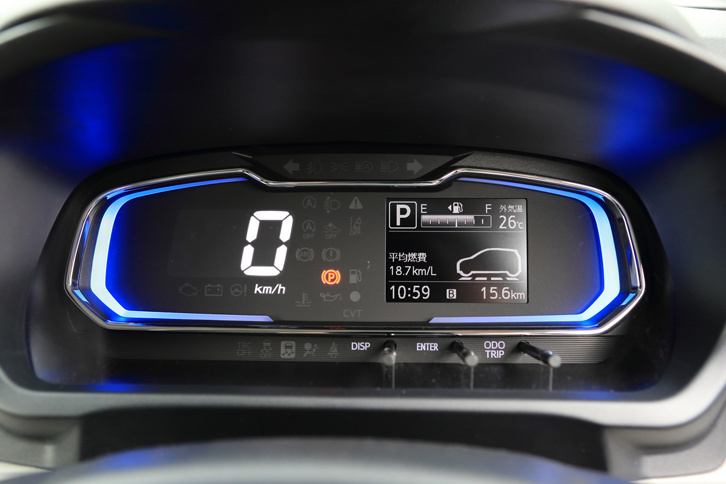 上級グレードに装備される、メッキベゼル付きのブルーイルミネーションメーター。燃費などの情報を教示するTFTマルチインフォメーションディスプレイが備わる。