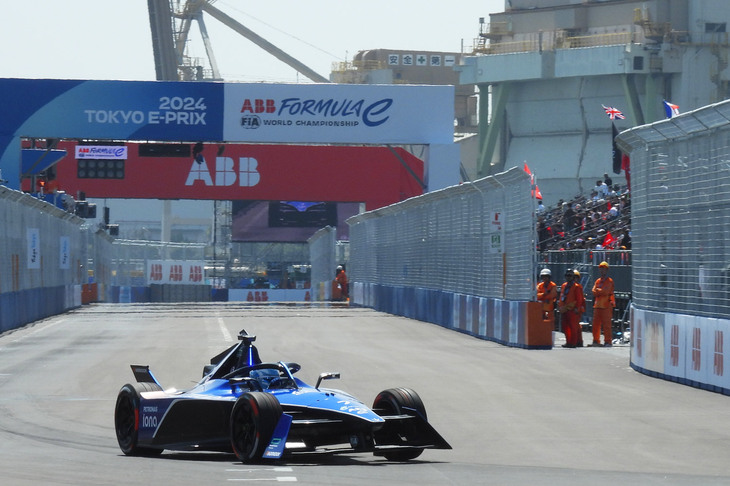 予選のファイナルは、日産のオリバー・ローランド選手とマセラティのマクシミリアン・ギュンター選手（写真）の勝負に。結果は最後のセクターで逆転したローランド選手が勝利！ 会場の各所で、日産のファンから歓声が上がった。