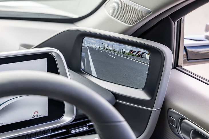 ダッシュボード左右に配置されたデジタルサイドミラー用の有機ELディスプレイ。画角の調整範囲は狭いが、夜間でもクリアな画像で後方が確認できた。