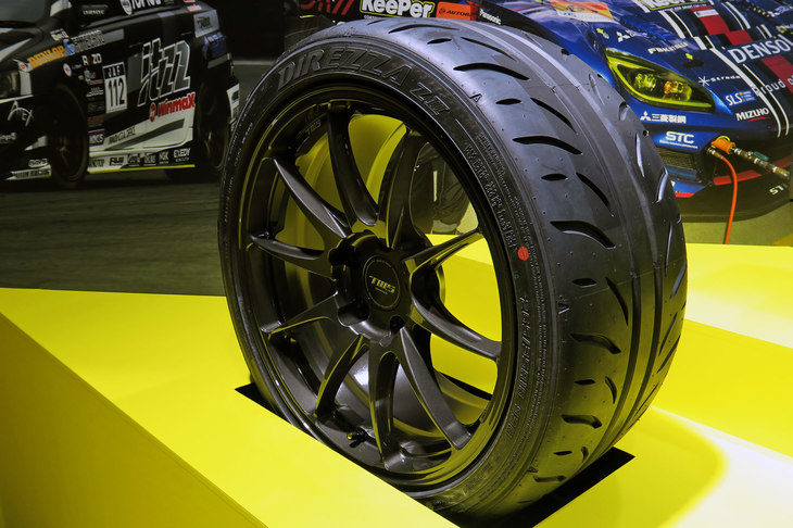 ハイグリップスポーツタイヤ「ディレッツァZ III」。