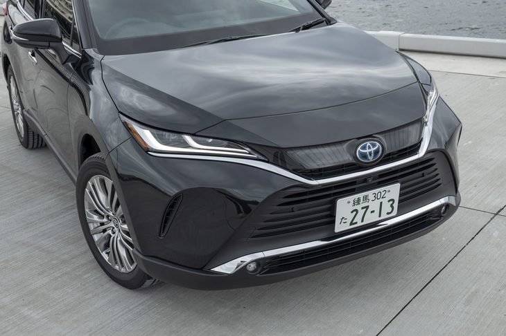 グリルとヘッドランプを有機的に結んだ造形に先代モデルとの連続性が感じられる。