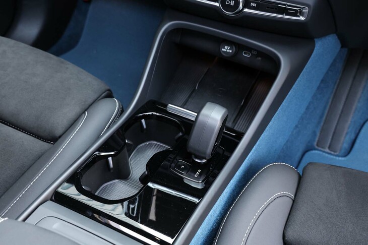 センターコンソールには、ドライブセレクターのほかカップホルダー、USBソケット、非接触充電トレーなどがレイアウトされている。
