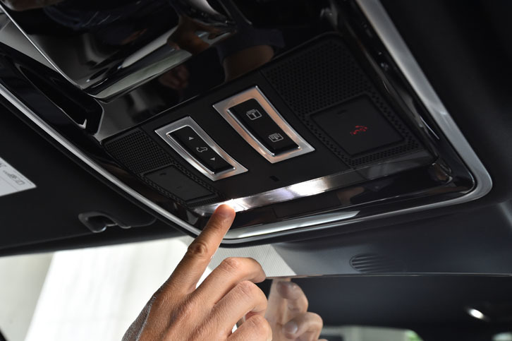 前席の頭上に並ぶルームランプは、軽く触れるだけで点灯する静電式のスイッチが採用されている。