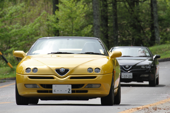 型式名から「916スパイダー」と通称される「スパイダー」。「GTV」のオープン版で、ピニンファリーナに在籍していたエンリコ・フミアがスタイリングを手がけた。