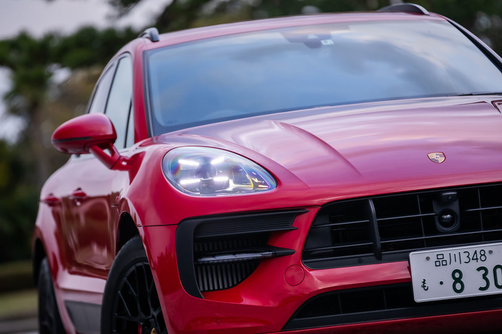 フロントフェイスは「GTS」専用のデザインが採用されている。今回のマイナーチェンジで、他のポルシェ車とも共通する4灯式LEDヘッドランプを新たに標準装備した。