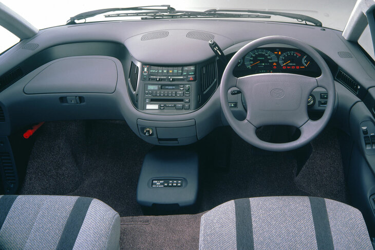 初代「エスティマ」のインストゥルメントパネルまわり。エクステリアに負けず劣らず未来的なデザインで、当時を知る人いわく、本当にタマゴの中に入って運転しているような感覚が味わえたとか。