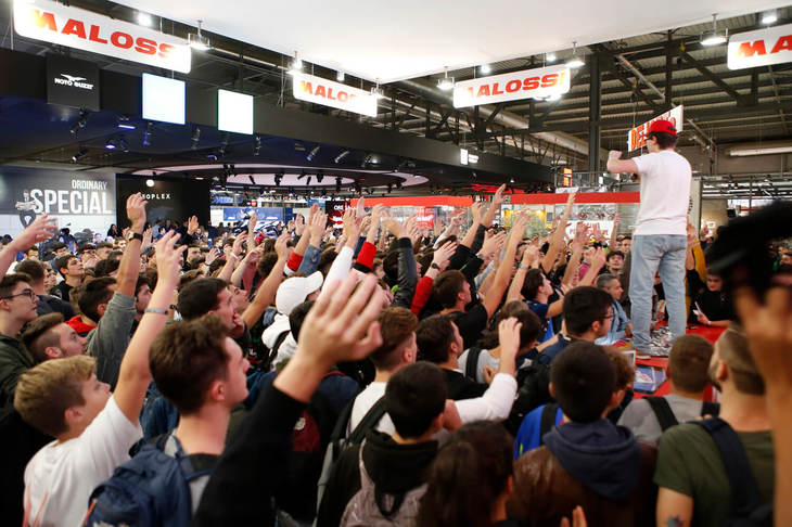 最も来場者が多いとされる土曜日の各ブースでは、有名ライダーやコメンテーターなどを招いてのトークショーや、プレゼント大会が開催され、いたるところで歓声が上がる。