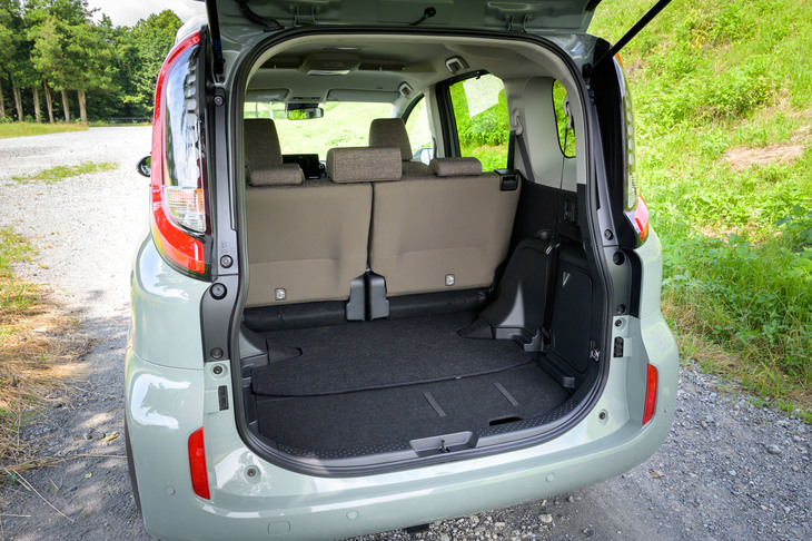 「シエンタ」の3列目シートを格納したところ。床下にきれいに収納されているため、初めて見た人は3列シート車であることに気がつかないだろう。