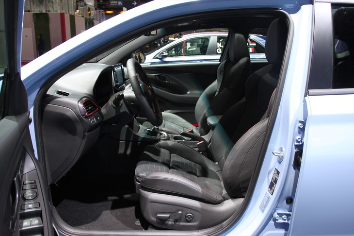 ヒュンダイi30ファストバックN（フロントシート）