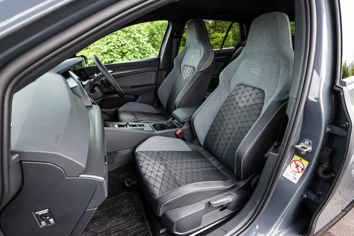 フォルクスワーゲン・ゴルフeTSI Rライン（ヘッドレスト一体型フロントシート）