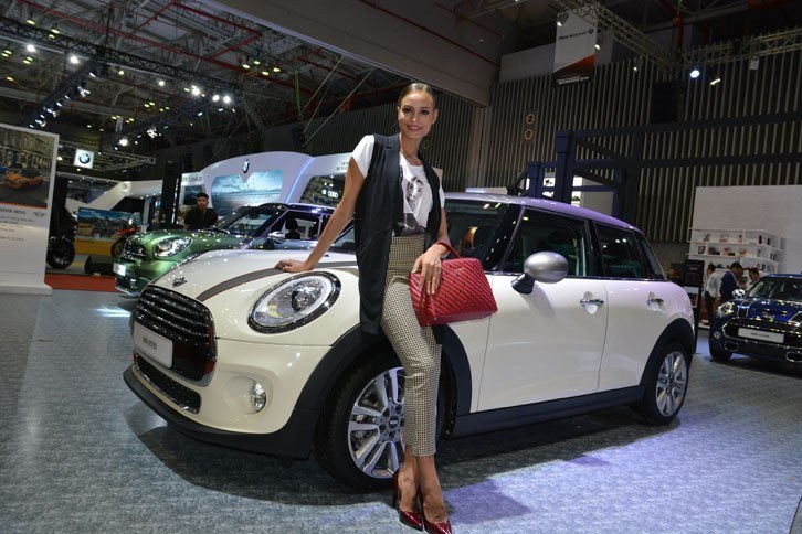 MINIがアンベールしたのは、「MINI 5ドア」。ステージの奥には「コンバーチブル」や「クラブマン」などが並ぶ。ちなみに3ドアの「クーパーS」でも、現地での販売価格は700万～800万円相当となっている。