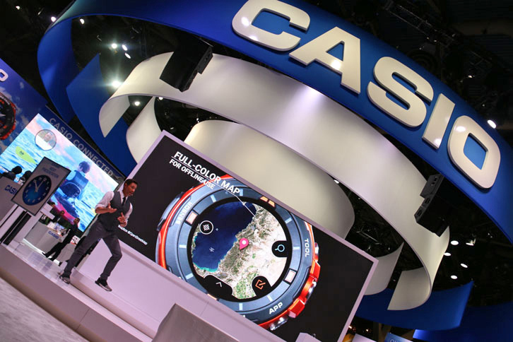 カシオはスマートウオッチ「プロトレック・スマートWSD-F20」を発表。スマートフォンがオフラインになっても、内蔵GPSによりカラー地図で現在地を確認できる。日本では、2017年4月21日に5万5080円で発売予定。