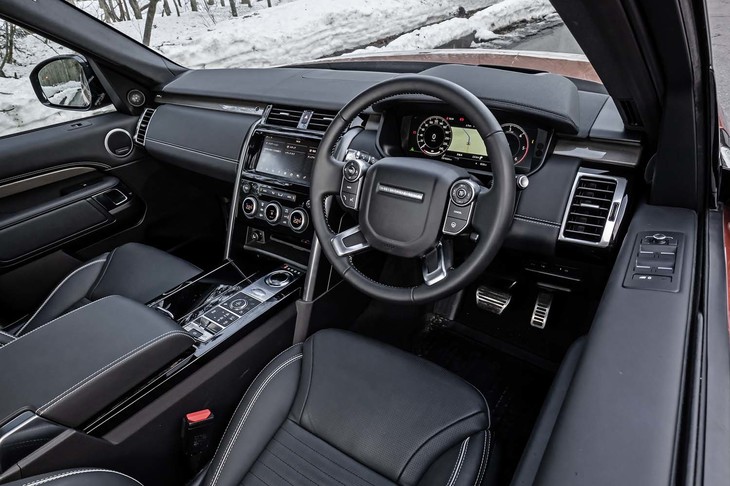 シンプルだが、使いやすさにこだわってデザインされたことが分かるインテリア。ドアトリムやダッシュボードなどの質感も、先代に比べて大幅に向上している。