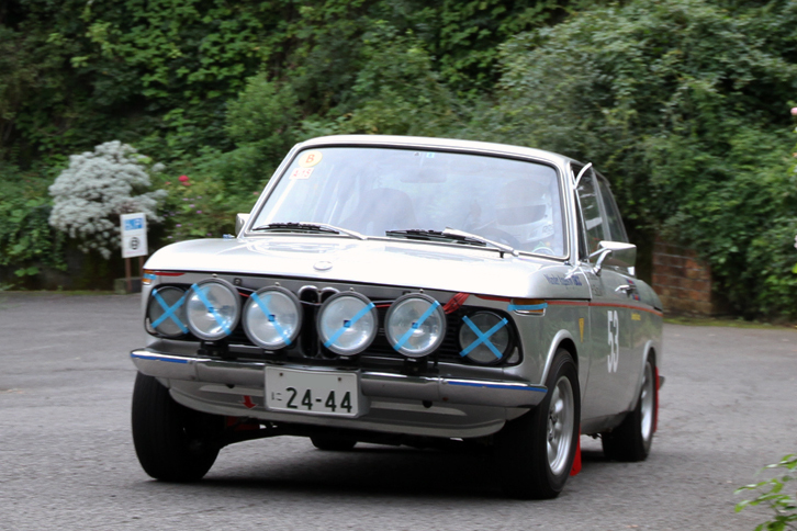 タイム差1秒以内に11台が入るという接戦の中、0秒470差で7位となった1967年「BMW 1600ti」。ちなみに出走車両のスピードメーターとタコメーターはテープで覆われ、見えないようになっている。