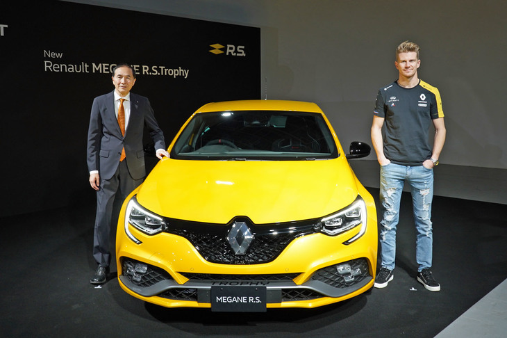 ルノーF1ドライバーのニコ・ヒュルケンベルグ選手（写真右）と大極 司社長（同左）。ヒュルケンベルグ選手は週末に迫ったF1 日本GPについて「できるだけいい結果を目指す。ポイントを積み重ねたい」と意気込みを語った。