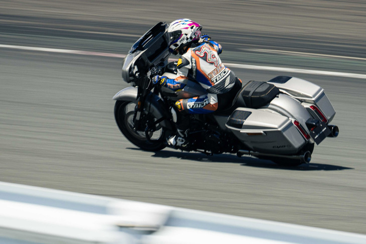 今回試乗した2台には、「Rider Safety Enhancements」と総称されるハーレー最新のライディングアシスト機能が搭載されている。文中で紹介されるような走りに関するものに加え、車両ホールド制御（VHC）やタイヤ空気圧監視インジケーター（TPMS）なども、そこに含まれる。