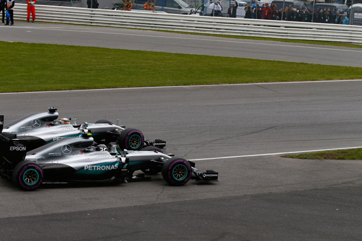 スタートでポールシッターのハミルトン（奥）と予選2番手のニコ・ロズベルグ（手前）が軽く接触。ロズベルグはコース外にはじき出され、オープニングラップを10位で終えた。メルセデス同士のこの接触について、ロズベルグは、お互いレースしていたのだからやむなし、との考えを示した。（Photo=Mercedes）