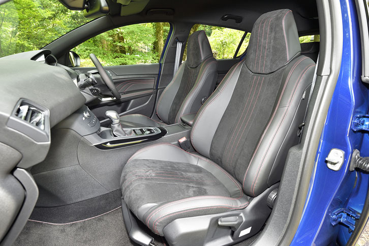 「308 GT BlueHDi」には、レッドステッチ入りのテップレザー／アルカンターラのスポーツシートが標準で装備される。