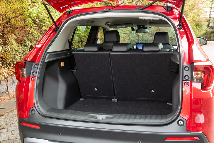 荷室の容量は458リッター。奥行きも天井の高さもたっぷりある。