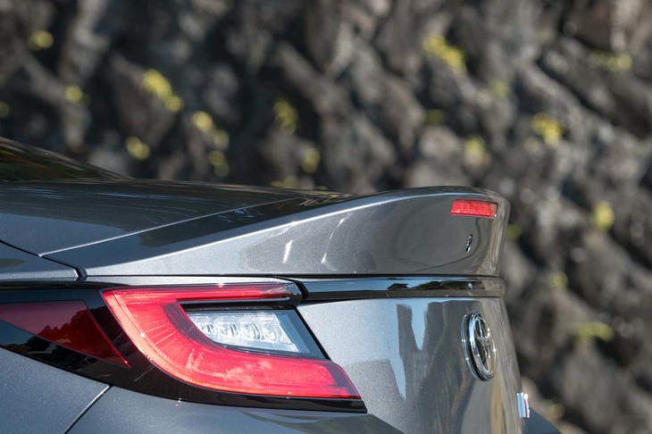 トランクリッドの後端はダックテール型のリアスポイラーになっている。