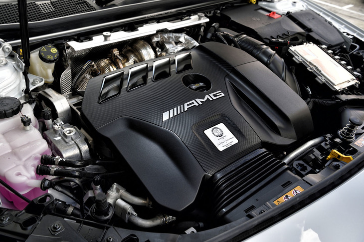 「A45」と同様に「CLA45」にも最高出力421PS、最大トルク500N・mの2リッター直4ターボエンジンが採用される。