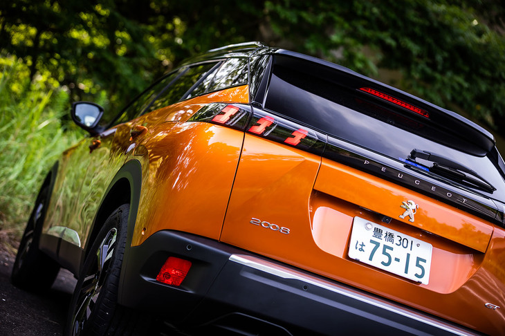 3本のカギ爪をモチーフとしたヘッドランプやリアコンビランプのデザインが特徴的な「2008」。全モデルのリア両サイドとリアウィンドウに、紫外線や赤外線をカットする「スーパーティンテッドガラス」が採用されている。