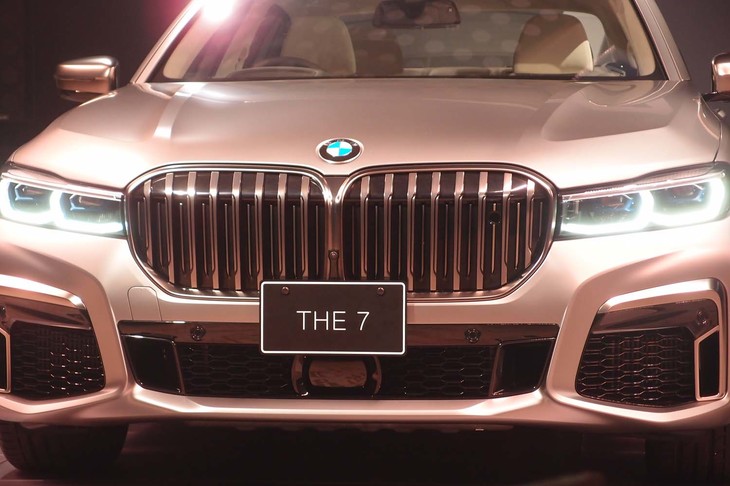 大きくなったフロントグリル。一体化されたキドニーグリルの横幅はほぼ1mという長さ。