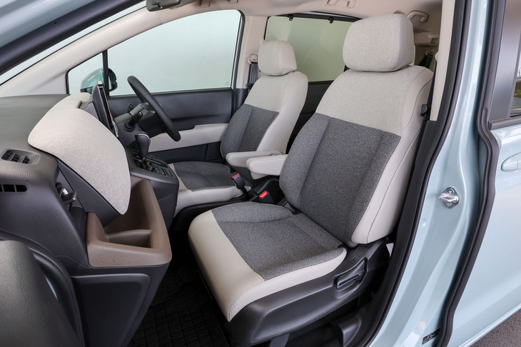 「フリード エアー」の1列目シート。シートバック内側の側面形状を工夫し、車内における1列目から2列目へ、またはその逆の移動がしやすくなるようデザインされている。