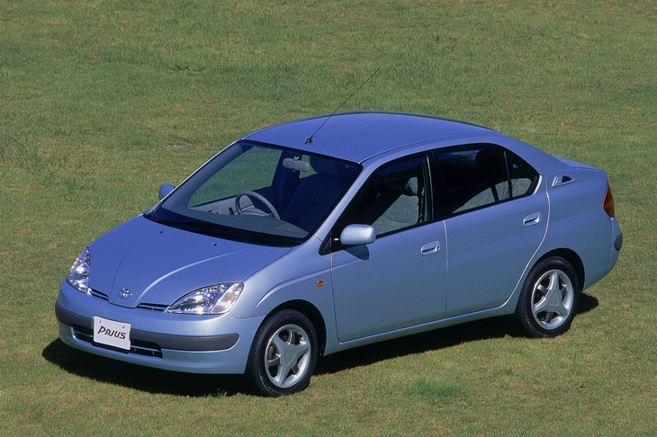 自動車史に一石を投じた量産型ハイブリッド車、初代「トヨタ・プリウス」。同モデルが1997年に登場してから20年後の2017年には、トヨタのハイブリッド車はグローバルで累計販売台数1000万台を突破した。