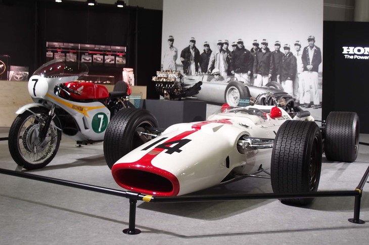 F1マシン「RA300」（写真右）と二輪レーサー「RC166」（同左）。