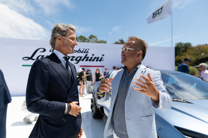 筆者と談笑する、アウトモビリ・ランボルギーニのステファン・ヴィンケルマン社長兼CEO（写真向かって左）。御年60歳だが「まだまだ続ける。自分が決めることじゃないけれど、この仕事がとても気に入っている」とのことだ。