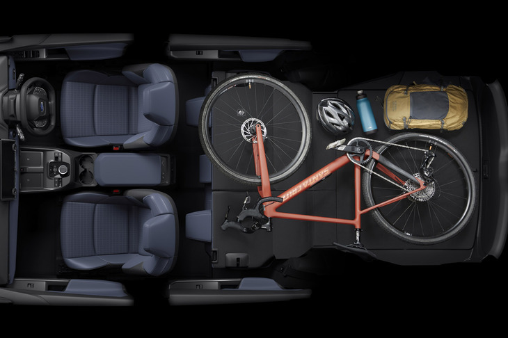 「スバル・トレイルシーカー」の荷室容量は633リッター。荷物を固定するフックなどを装備することで、使い勝手にも配慮している。写真は大型積載物を積み込んだシートアレンジ例。