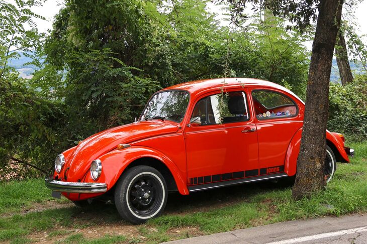 こちらは展示車ではなく、粋な来場者が乗ってきたと思われる初代「フォルクスワーゲン・ビートル」。新車時代に流行したステップ上のデカールも懐かしい。